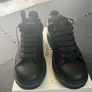 *AUTHENTIC* Alexander McQueen sneakers in a size 43